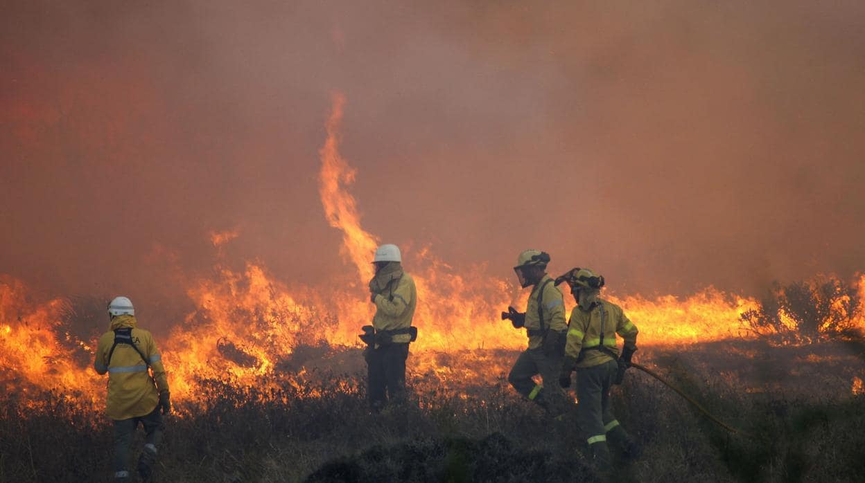 Imagen de archivo de bomberos sofocando un incendio.