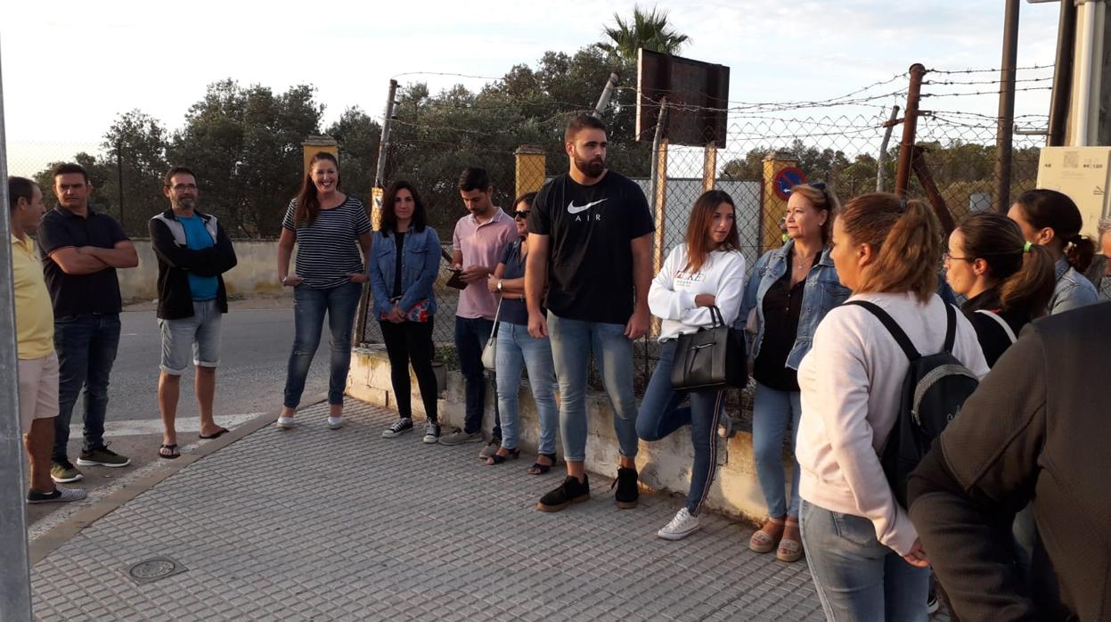 Trabajadores del servicio de comedor del cuartel a las puertas del centro.