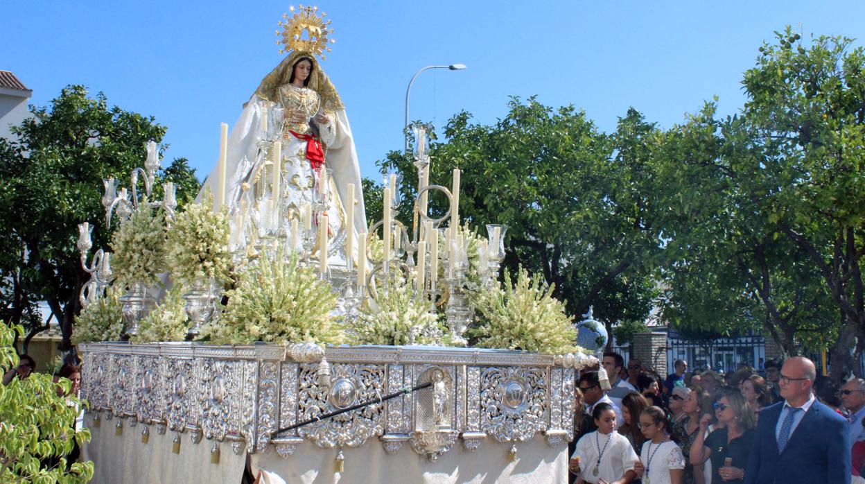 La Virgen del Rosario saldrá en procesión por la calles de El Cuervo cuando la feria ya haya acabado