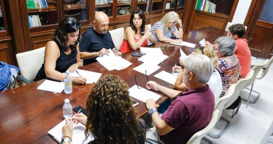 Reunión con los colectivos que trabajan con las personas sin hogar.