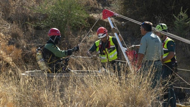 Aumentan los efectivos y se incorpora un helicóptero en la búsqueda de la anciana desaparecida en Carmona