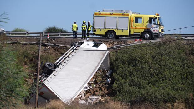 Aparatoso accidente con un herido al caer un camión por un terraplén en Chiclana