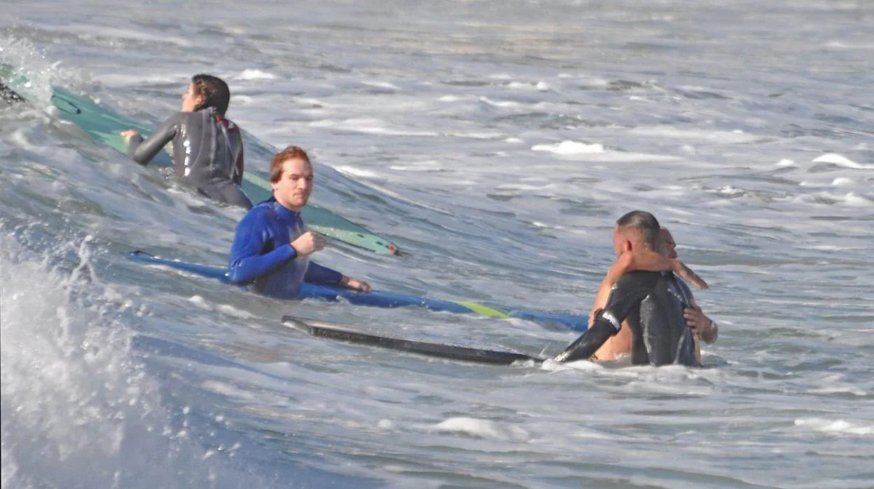 Un momento del rescate realizado por los surfistas