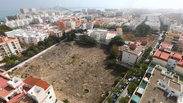 Cádiz cuenta con ocho solares públicos sin uso con espacio para 3.500 coches