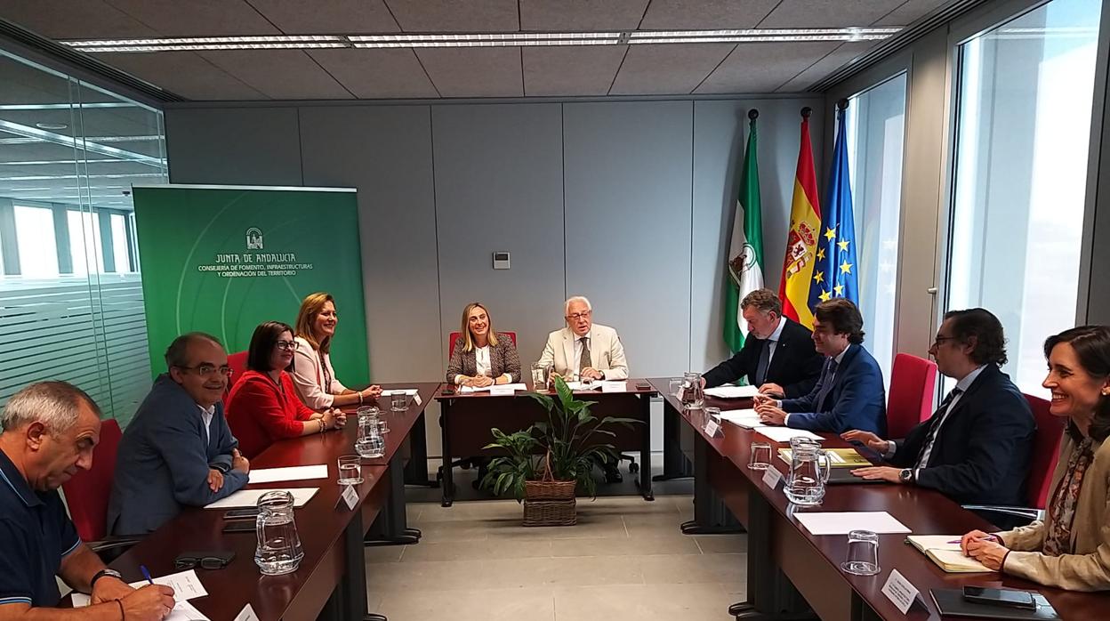 Reunión de la consejera y viceconsejero de Fomento con los alcaldes de la Sierra Sur de Sevilla