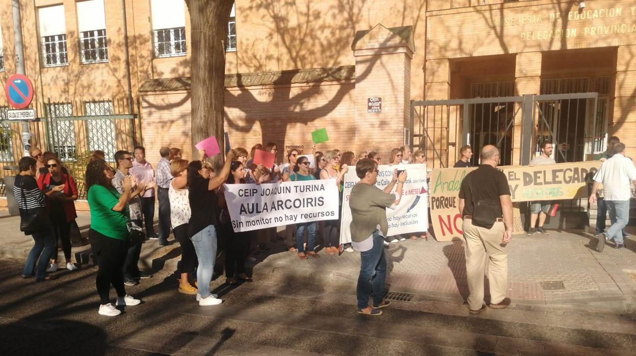 Un momento de la manifestación de los padres, este pasado martes a las puertas de la Delegación de Educación en Sevilla