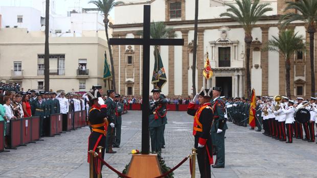 Día de grandes honores y respeto a la Guardia Civil en la Catedral de Cádiz