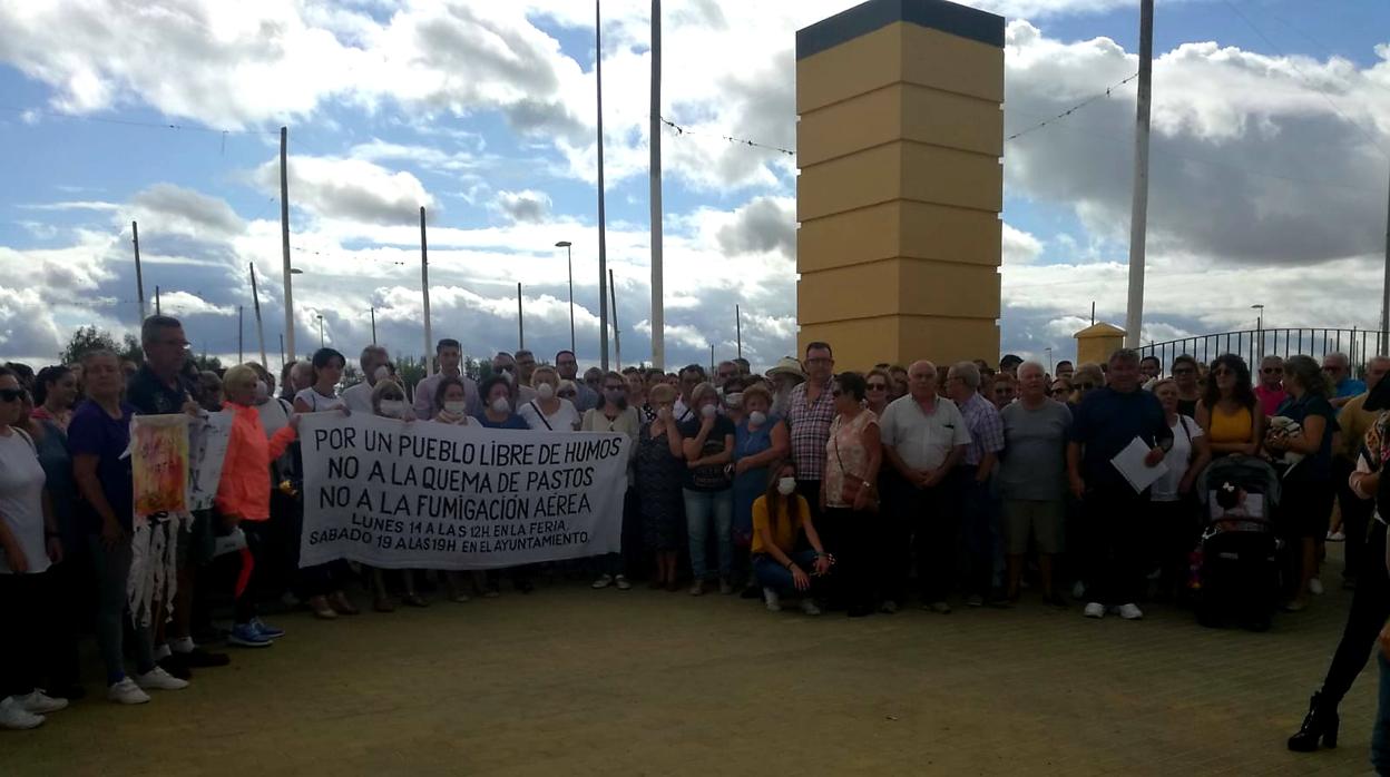Vecinos de La Puebla del Río se manifestaron ayer contra la quema de rastrojos