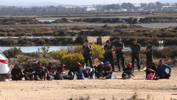 Un centenar de inmigrantes llega en dos pateras a Puerto América y Camposoto