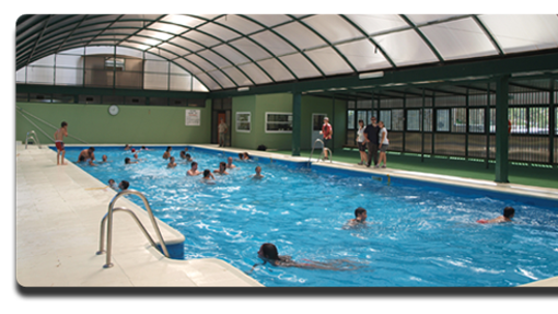 Piscina cubierta del camping Los Alcornocales.