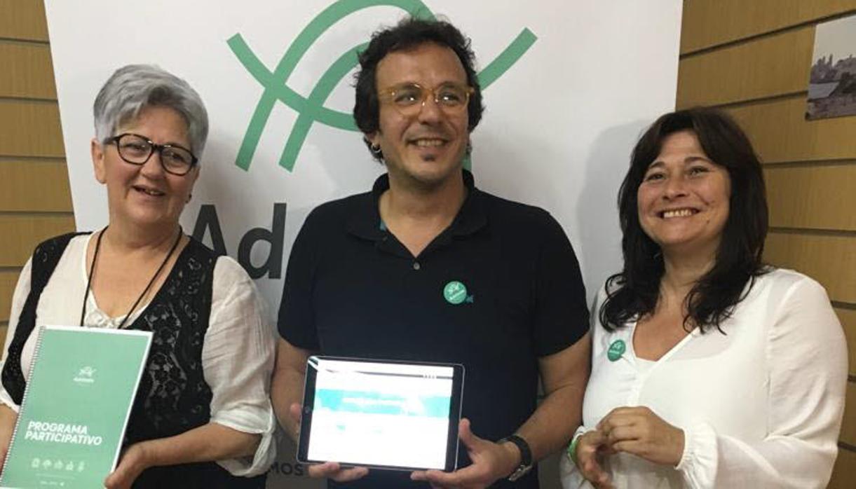 Teresa Almagro, a la izquierda, junto a Kichi y Helena Fernández.