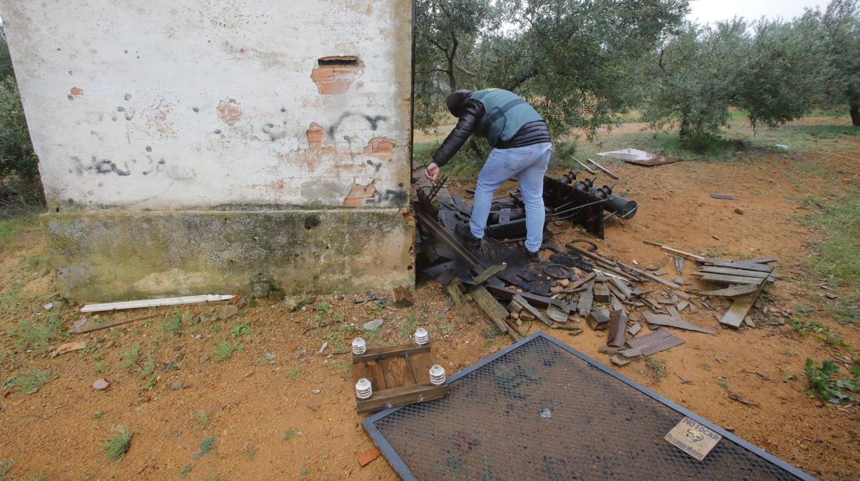 Un agente de la Guardia Civil revisa uno de los transformadores destrozado por los cacos