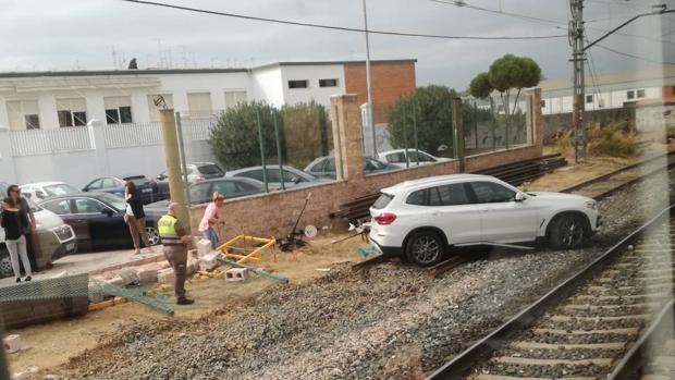 Un vehículo derriba el muro que protege las vías férreas de Dos Hermanas tras un error con la marcha