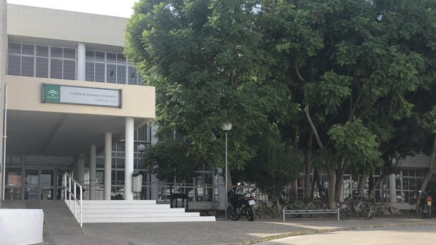 Desalojan un ala de un instituto de La Puebla de Cazalla porque las grietas hacían peligrar el edificio