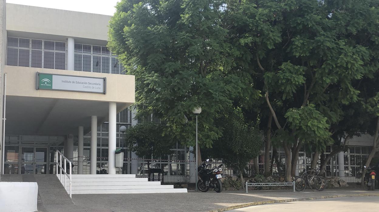 Entrada principal del instituto Castillo de Luna, donde se puede apreciar el precinto de seguridad