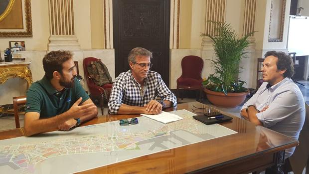 Kichi pide a Autoridad Portuaria un «frente común» por los empleos del puerto de Cádiz