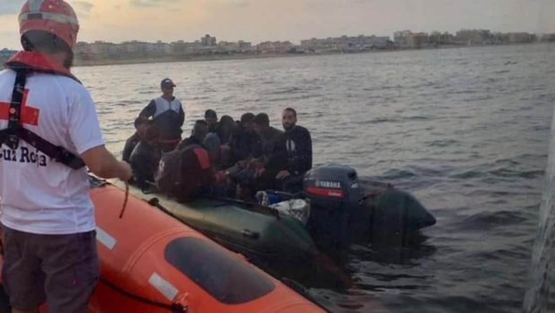 Rescatadas nueve personas en aguas del Estrecho