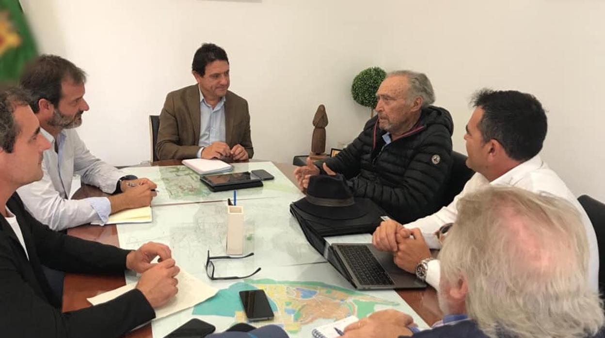 Antonio Blázquez, en una reunión con técnicos y el delegado territorial de Transición Ecológica