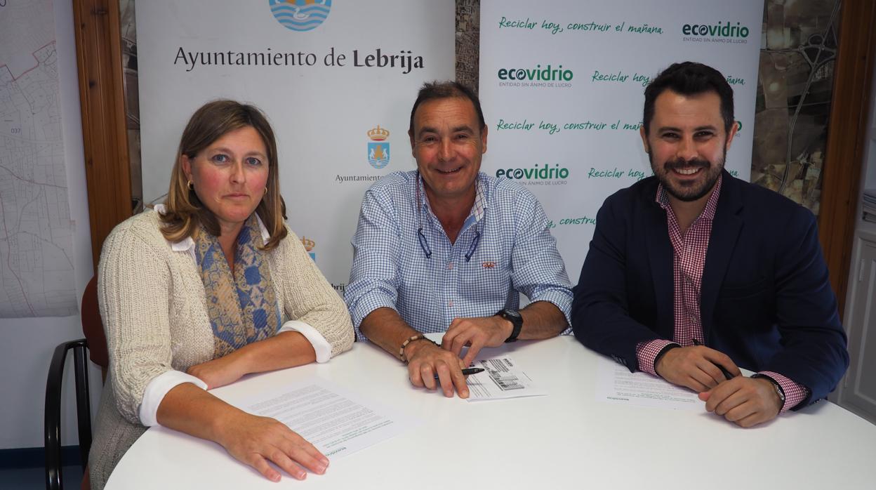 La delegada municipal de Medio Ambiente, Teresa Serrano, el de Servicios Públicos, Antonio Manuel Caro, y el técnico de Ecovidrio, Juan José Zabala