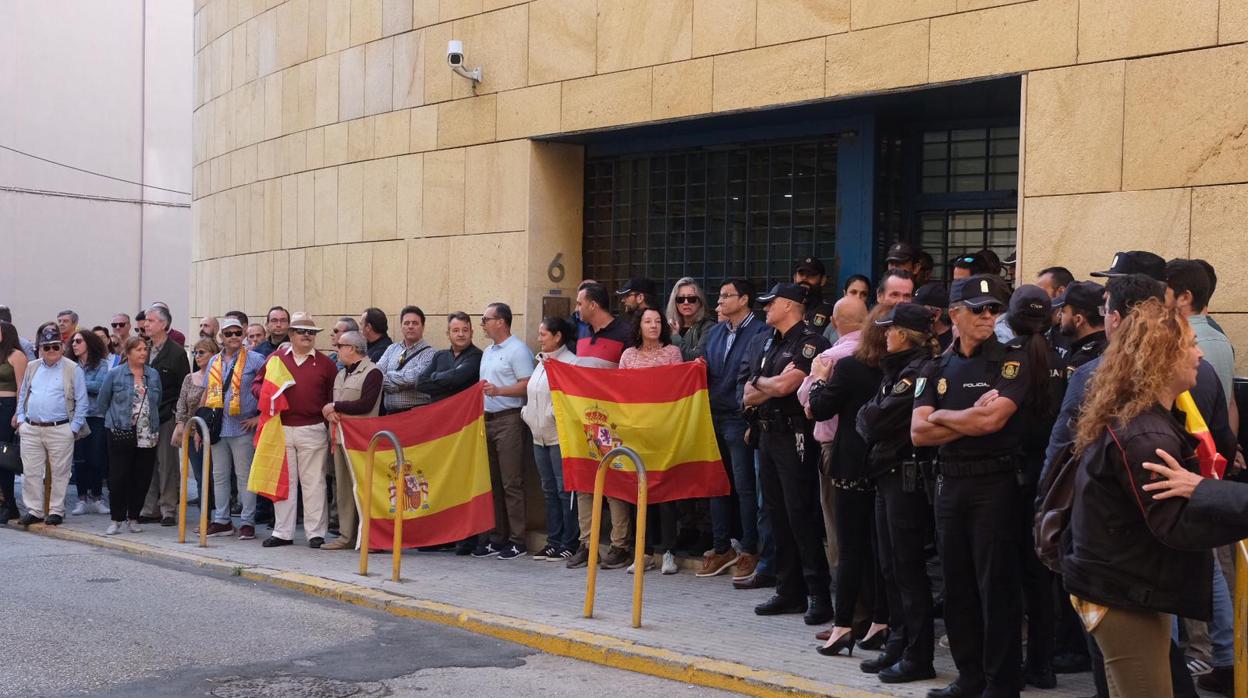 Concentración a las puertas de la comisaría provincial de Cádiz para mostrar su apoyo y reconocimiento a los policías desplegados en Cataluña