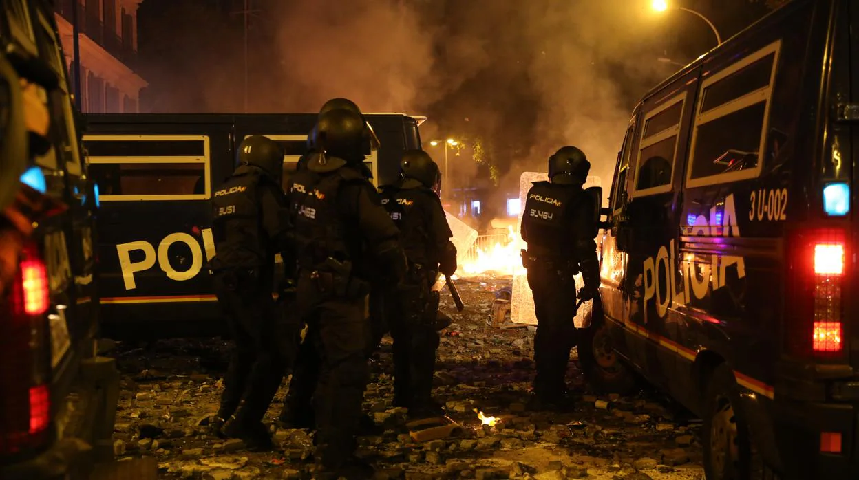 Agentes de la Policía Nacional, durante los disturbios de este fin de semana en Barcelona.