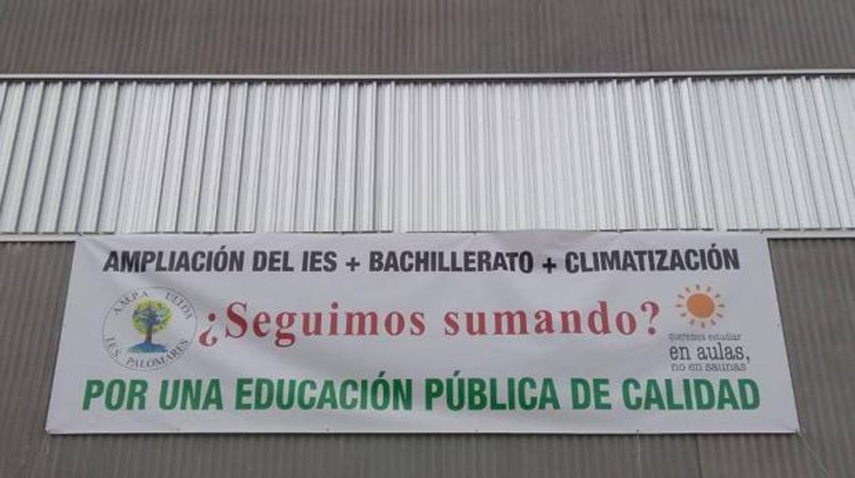 Una pancarta reivindicativa de octubre de 2018 en el instituto Palomares