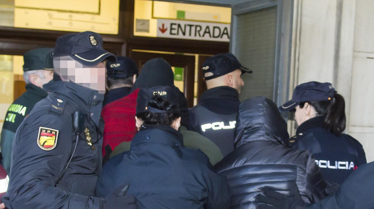 Tres de los detenidos en el triple crimen de Dos Hermanas entran en el juzgado