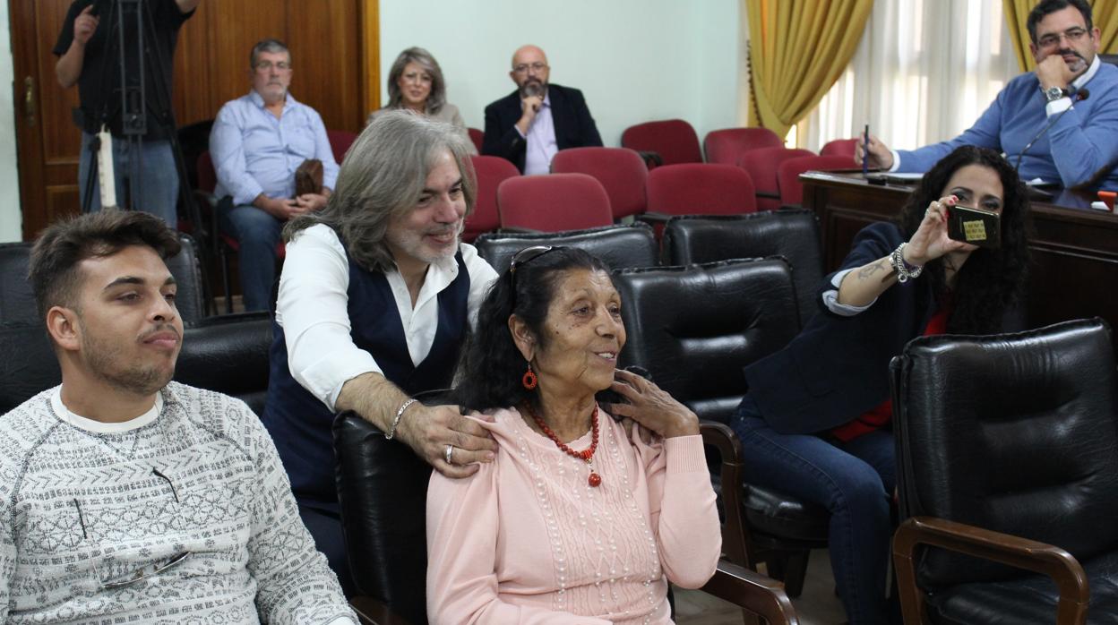 La bailaora Angelita Vargas junto a su nieto en el pleno del Ayuntamiento de San Juan de Aznalfarache