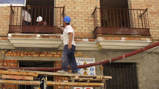 La bajada del paro en Cádiz empieza a echar el freno de mano