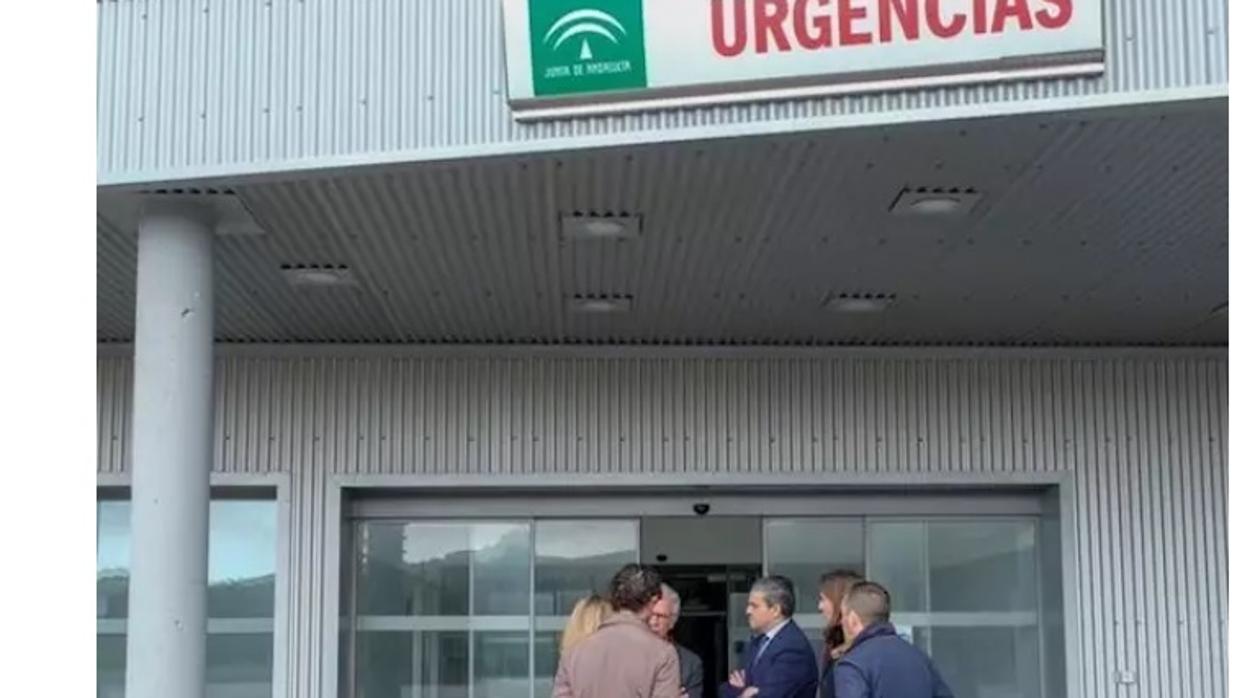 El alcalde de Vejer en las puertas de Urgencias del Hospital de La Janda