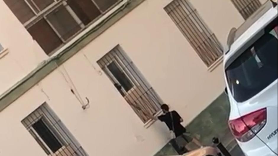 Vídeo: Así se vendía droga desde la ventana de un bajo en el Cerro del Moro, en Cádiz