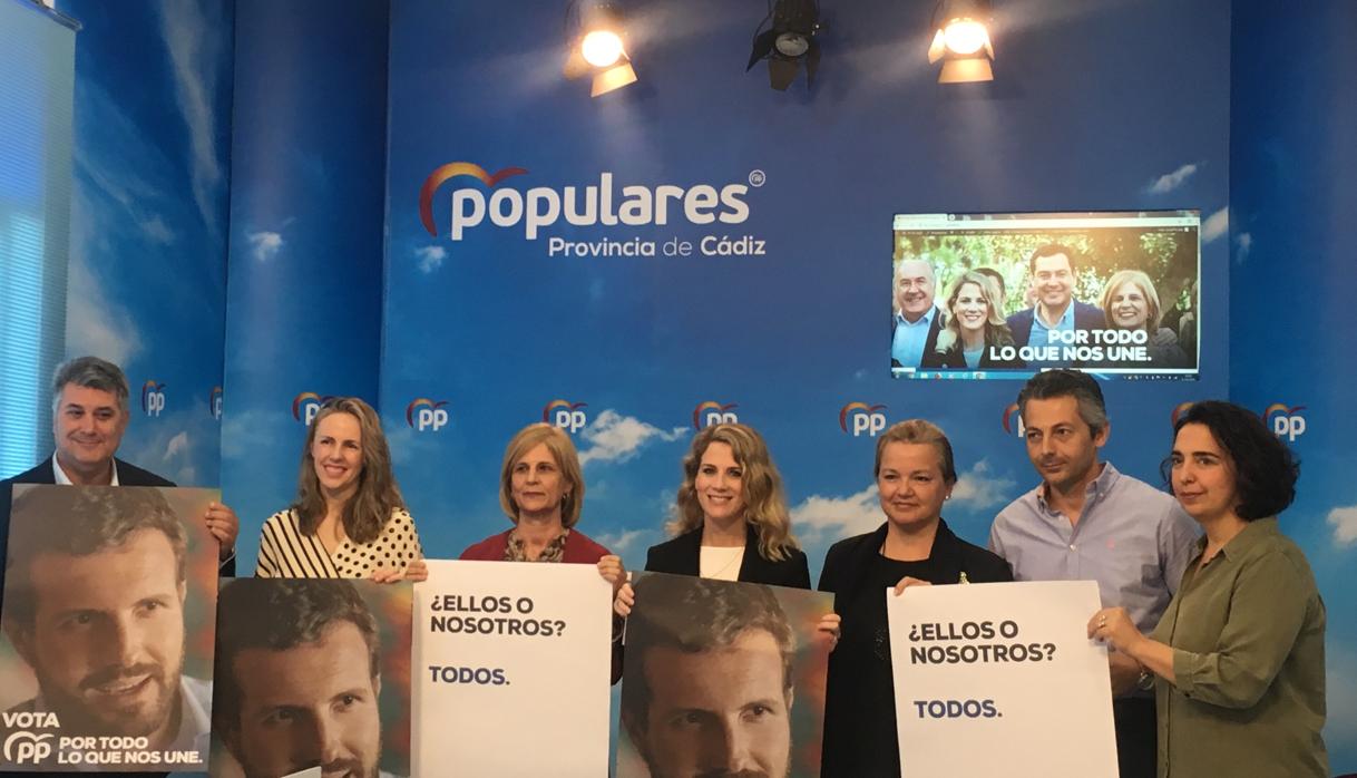 Ana Mestre, junto a la candidata del PP a las Generales del 10 N, María José García Pelayo y miembros de la candidatura.