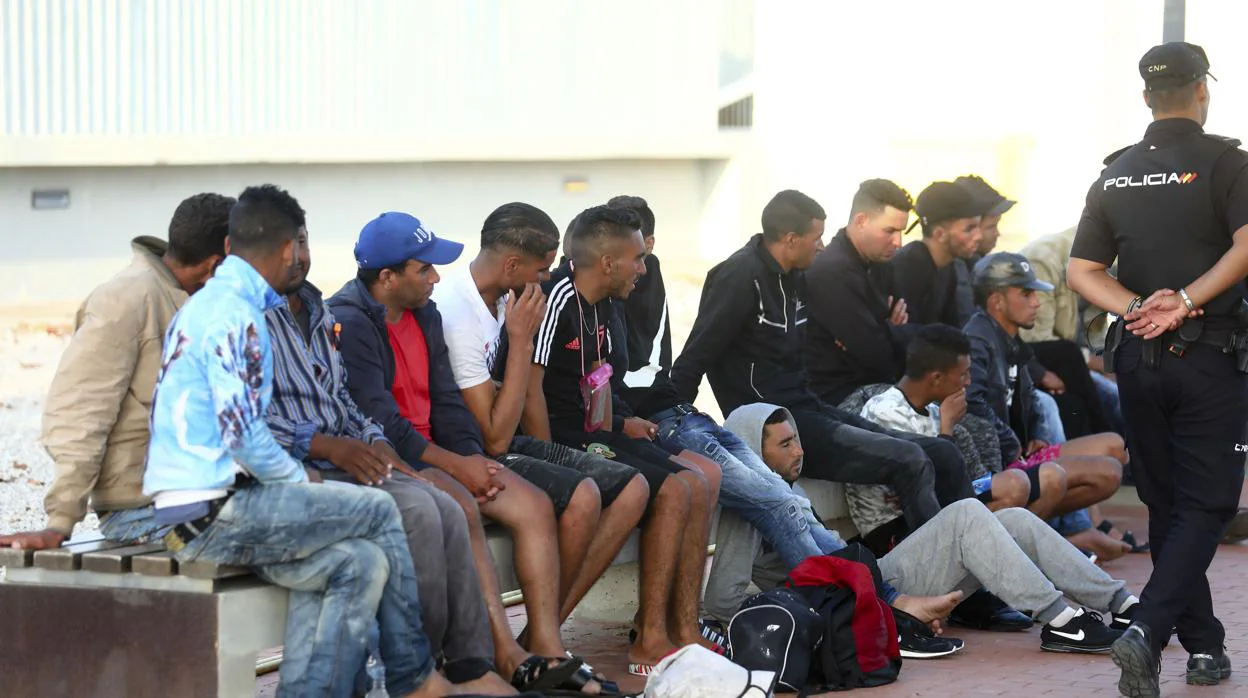 Imagen de inmigrantes magrebíes rescatados en aguas del Estrecho y trasladados a Cádiz el pasado mes de septiembre