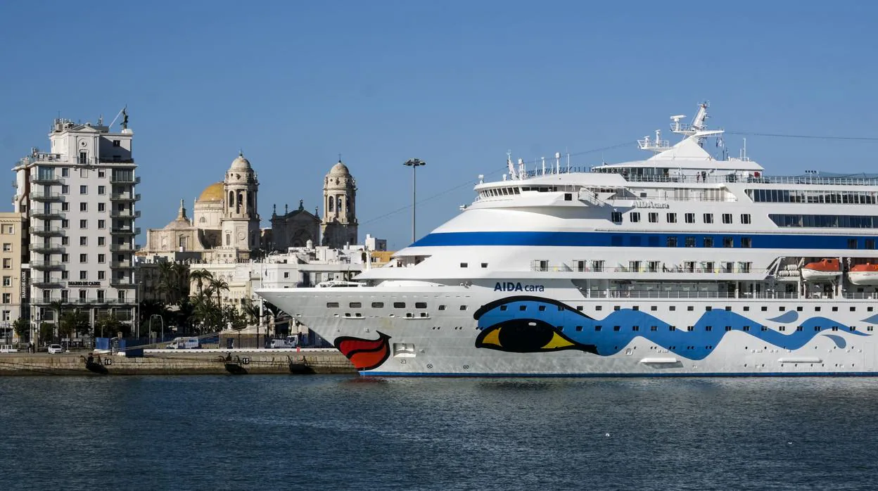 El puerto de Cádiz albergó hasta tres cruceros este sábado