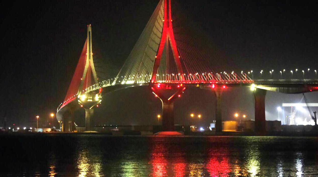 El segundo puente con la iluminación especial de rojo y amarillo