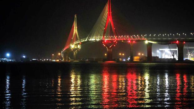 El Puente de la Constitución de Cádiz y el Juan Sebastián de Elcano se visten de rojo y gualda