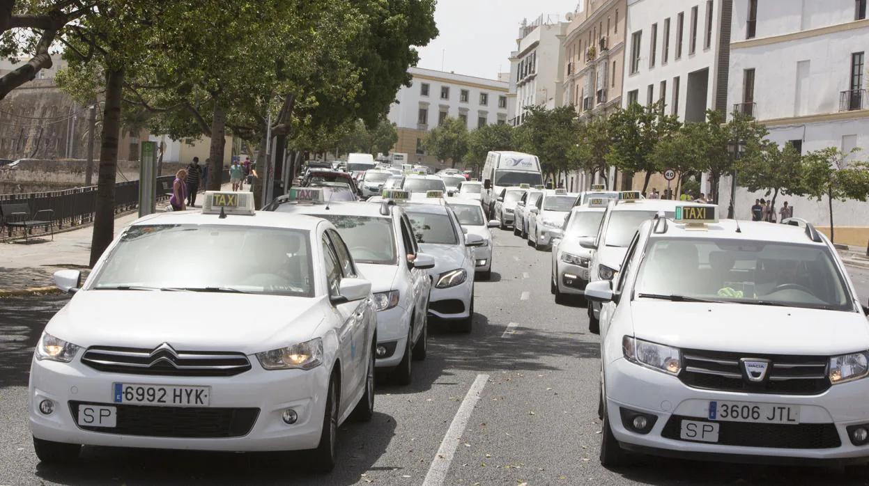 Marcha lenta de los taxistas de Cádiz por las calles de la capital el año pasado.