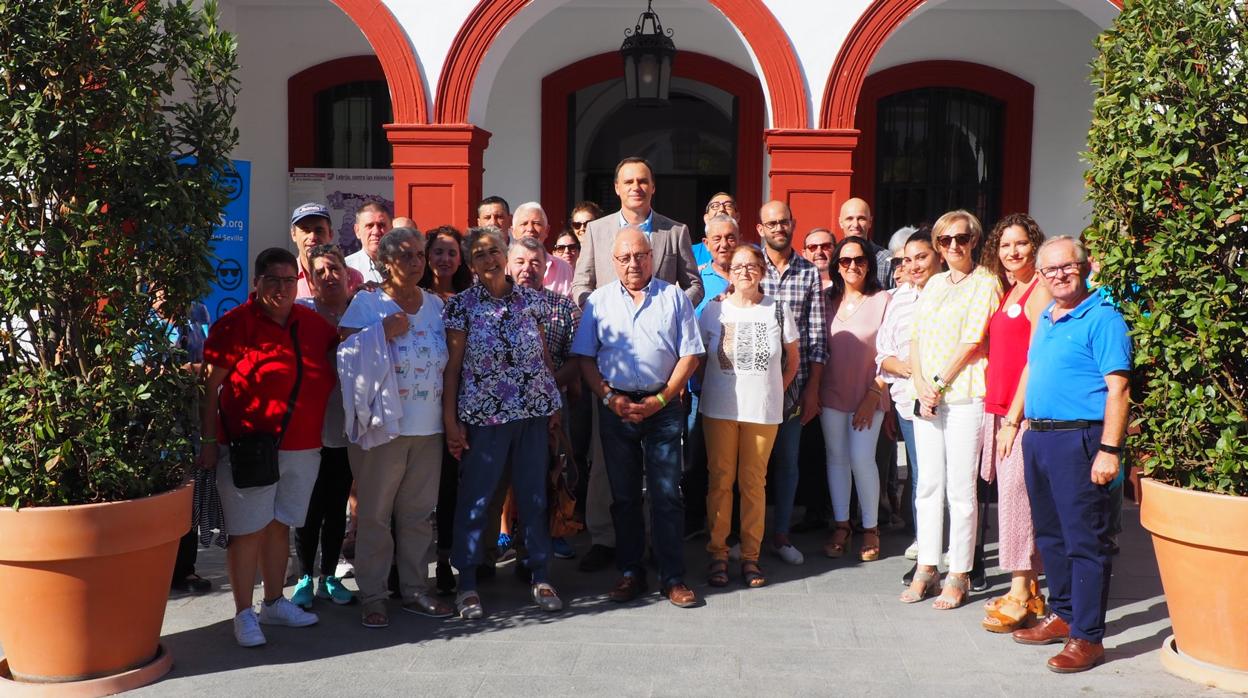 Autoridades municipales y representantes de la Asociación de Familiares, Allegados y Personas con Trastorno Mental (Asaenes), a las puertas del Ayuntamiento de Lebrija