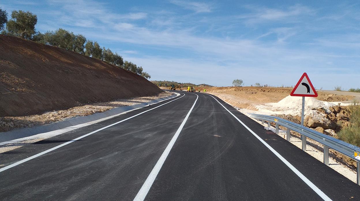 Obras ya finalizadas sobre el nuevo puente sobre la A-378 que conecta Osuna con Martín de la Jara