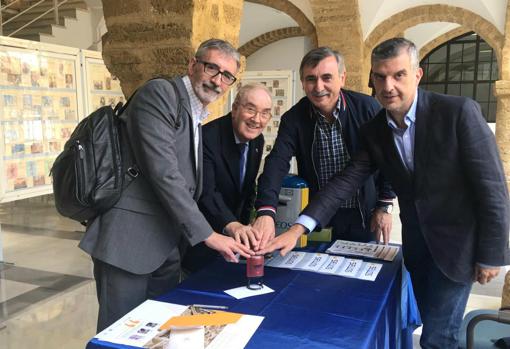 Un matasellos de correos con el símbolo de la UCA para celebrar el aniversario