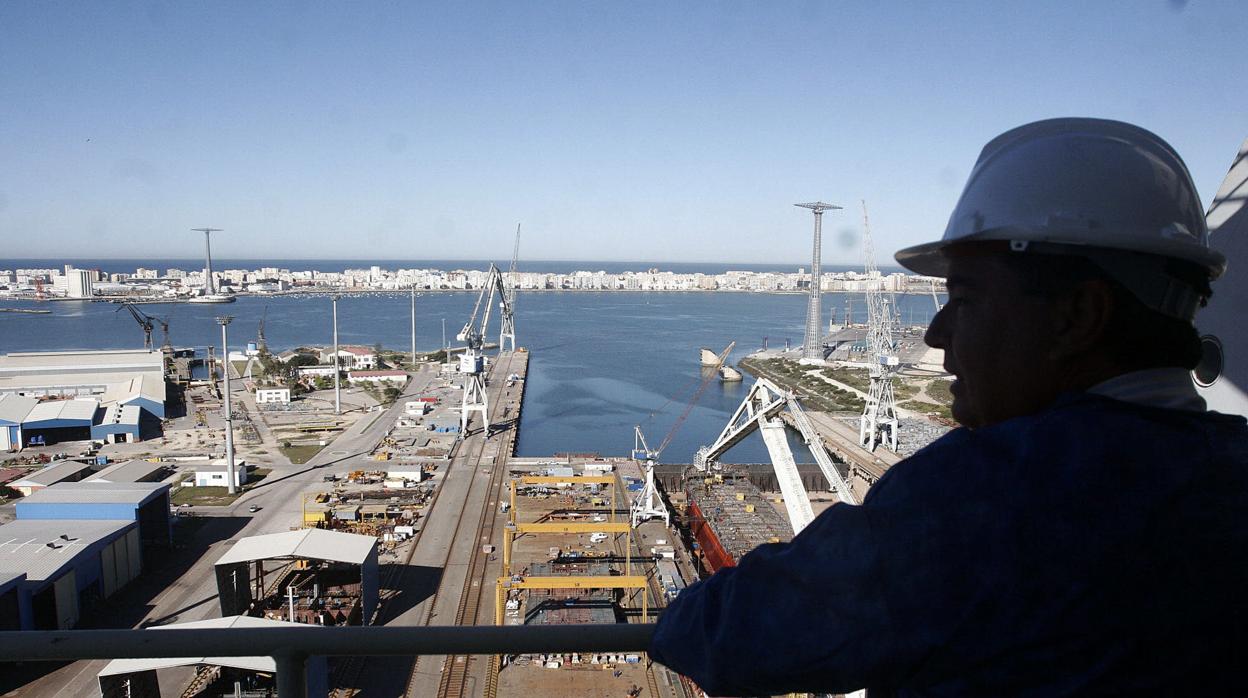 Vista parcial del dique de Puerto Real visto desde las grúas portico del astillero