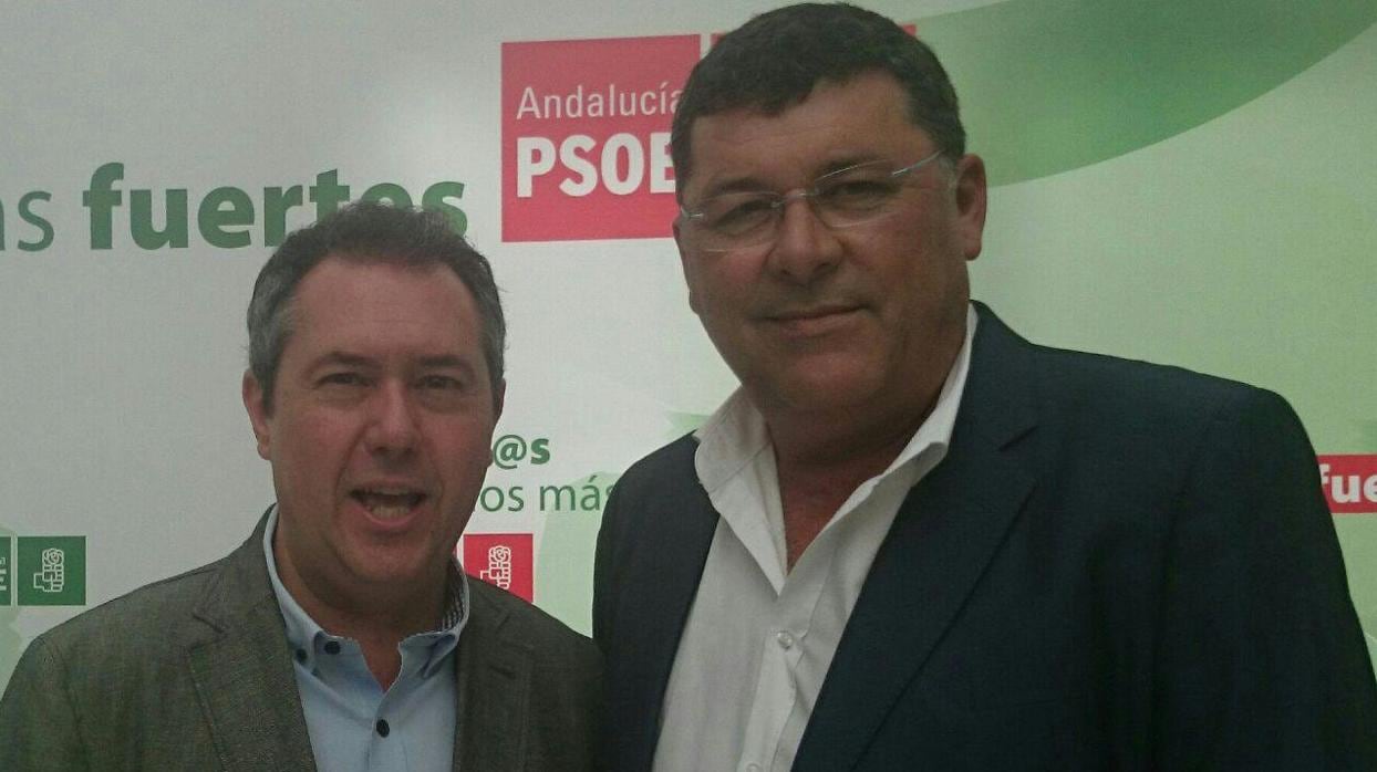 El alcalde de Lantejuela, Juan Lora, junto con el regidor del Ayuntamiento de Sevilla Juan Espadas en un acto de partido