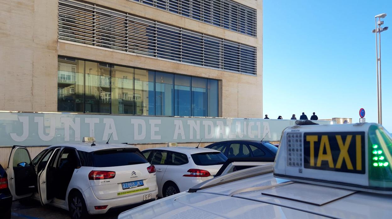 Taxis aparcados en la puerta de la delegación territorial de Fomento de la Junta de Andalucía.