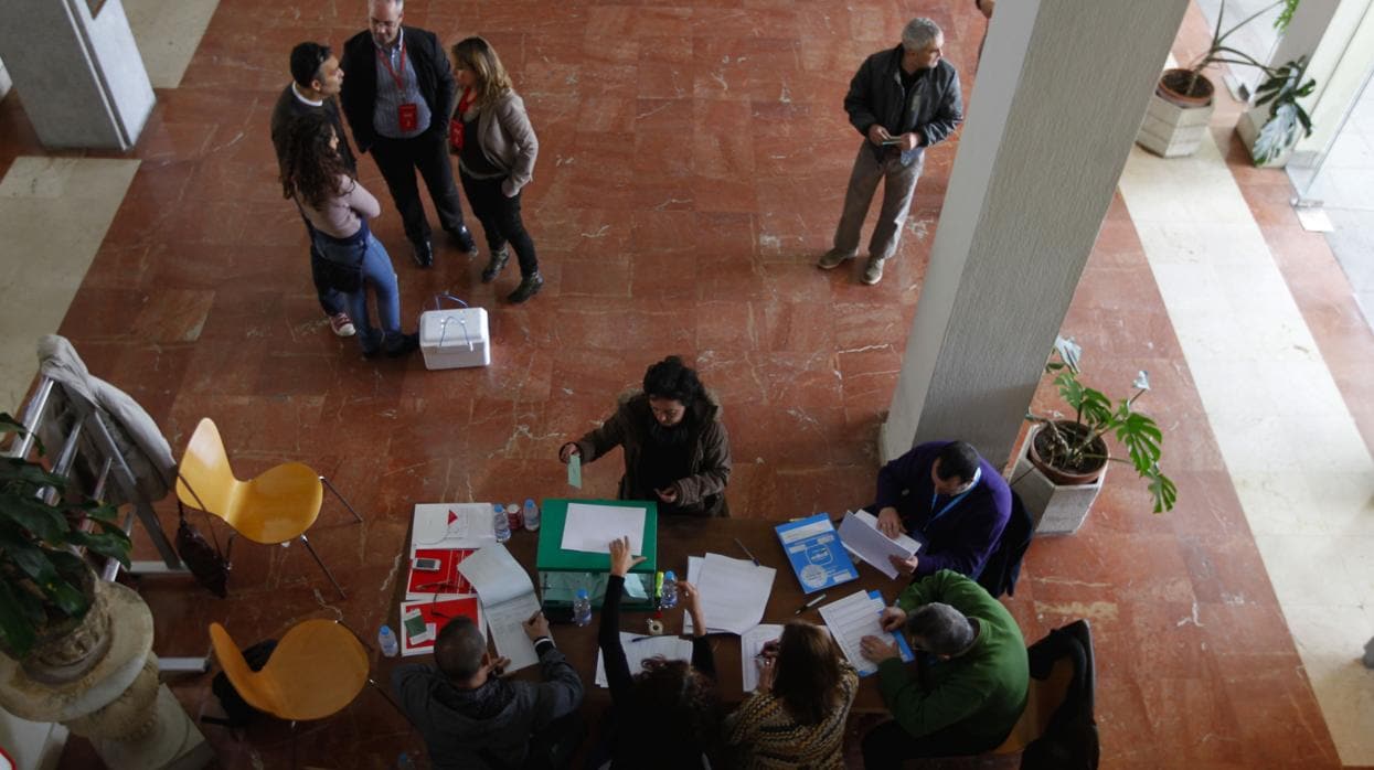 Imagen de una mesa electoral con algunos apoderados durante las pasadas elecciones generales celebradas en abril.