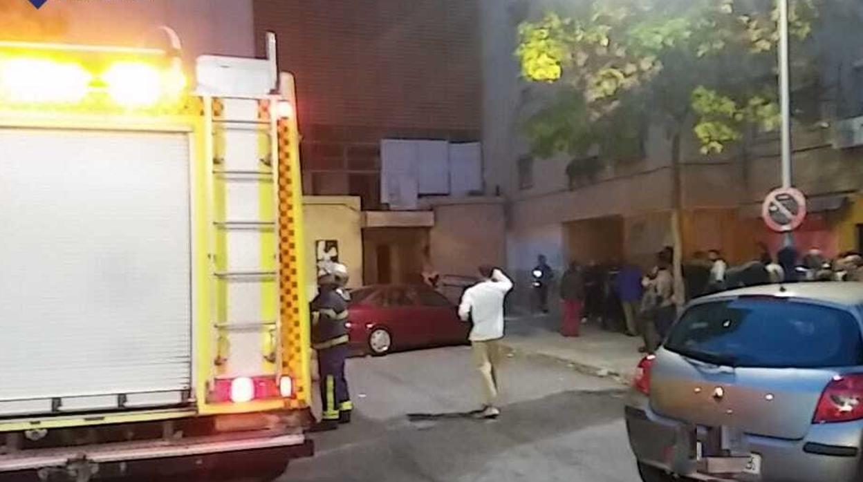 Los bomberos actuando en el incendio de Jerez