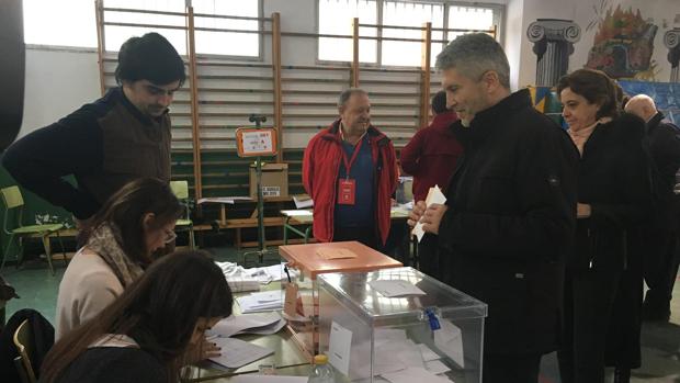 Marlaska vota con «entusiasmo, orgullo y felicidad» y «pensando en Cádiz»