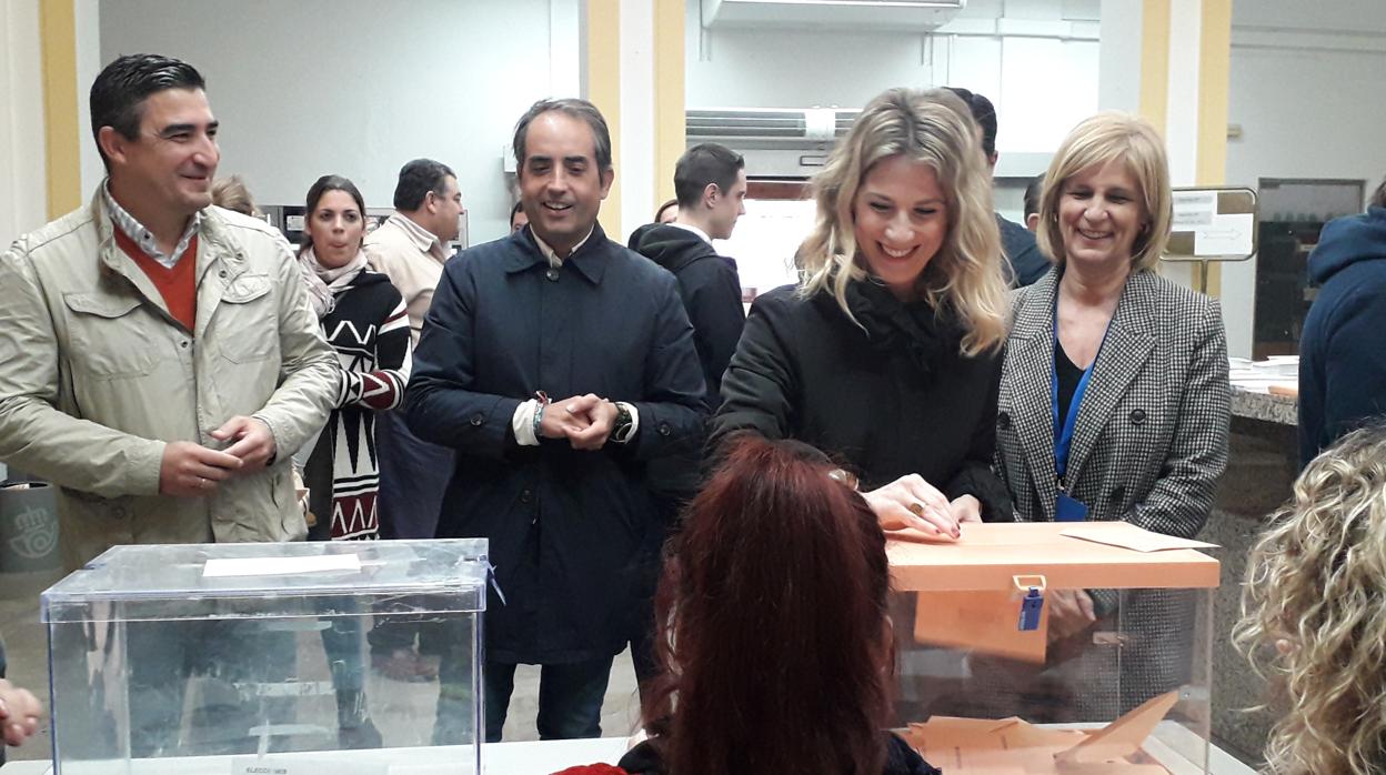 Mestre depositando su voto con García Pelayo Detrás.