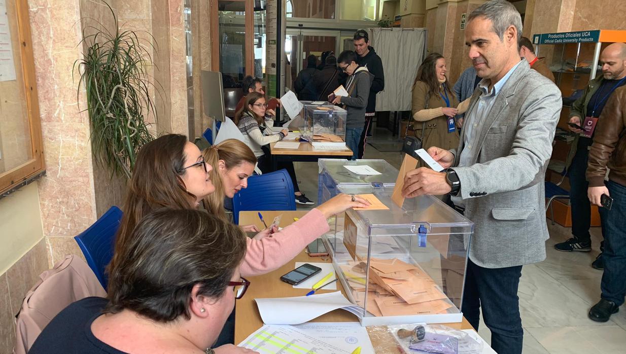 El subdelegado del Gobierno ejerciendo su derecho al voto.