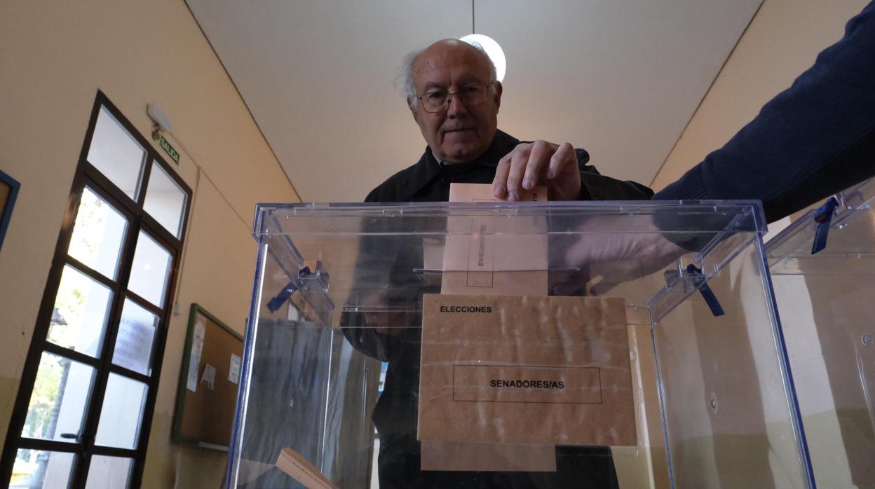 Un elector depositando su papeleta en un colegio de Cádiz.