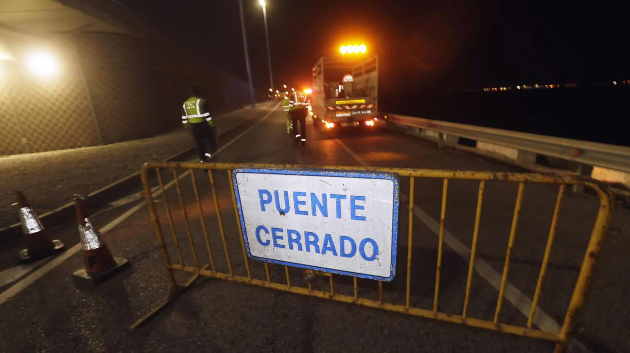 Se lleva a cabo también una obra de canalización en el acceso al puente Carranza desde la orilla de Cádiz